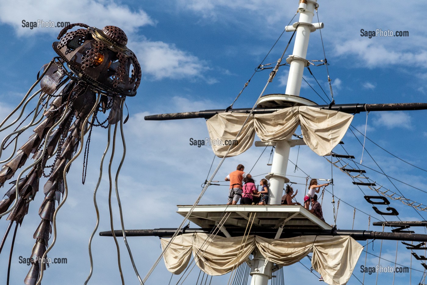 CENTRE DE SPORTS D'AVENTURE, ATTRACTION TOURISTIQUE ACCRO-MATS, QUAI DE L'HERMIONE, ROCHEFORT, CHARENTE-MARITIME, FRANCE 