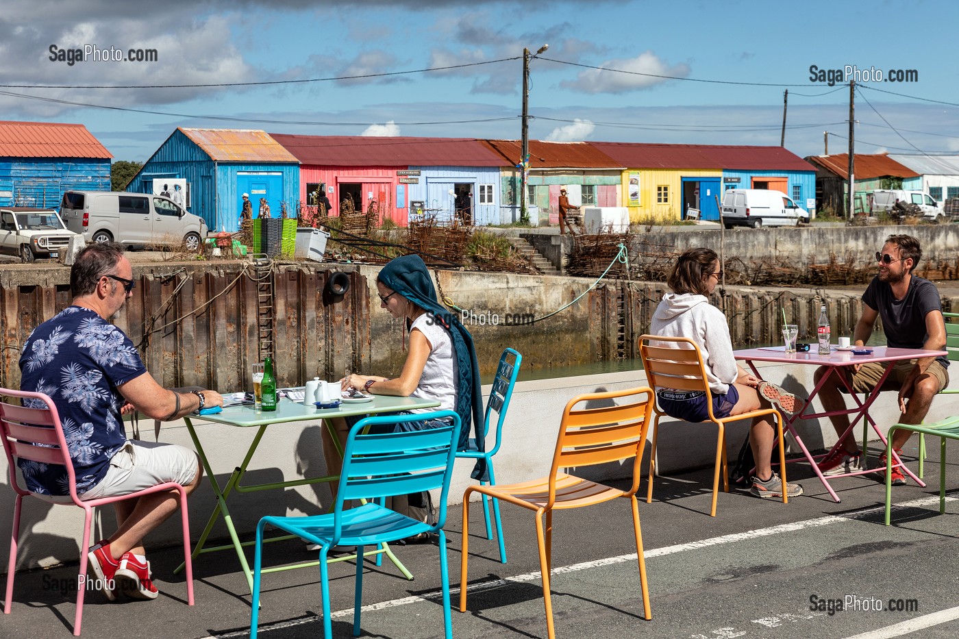 TERRASSE DE RESTAURANT DEVANT LES CABANES COLOREES, ANCIENNES CABANES DE PECHEURS TRANSFORMES EN ATELIER D'ARTISTES, SAINT-TROJAN-LES-BAINS, ILE D'OLERON, CHARENTE-MARITIME, FRANCE 