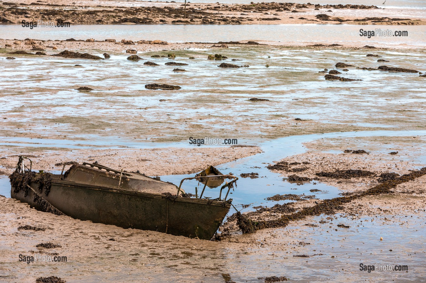 BATEAU ECHOUE DANS LA BAIE, SAINT-TROJAN-LES-BAINS, ILE D'OLERON, CHARENTE-MARITIME, FRANCE 