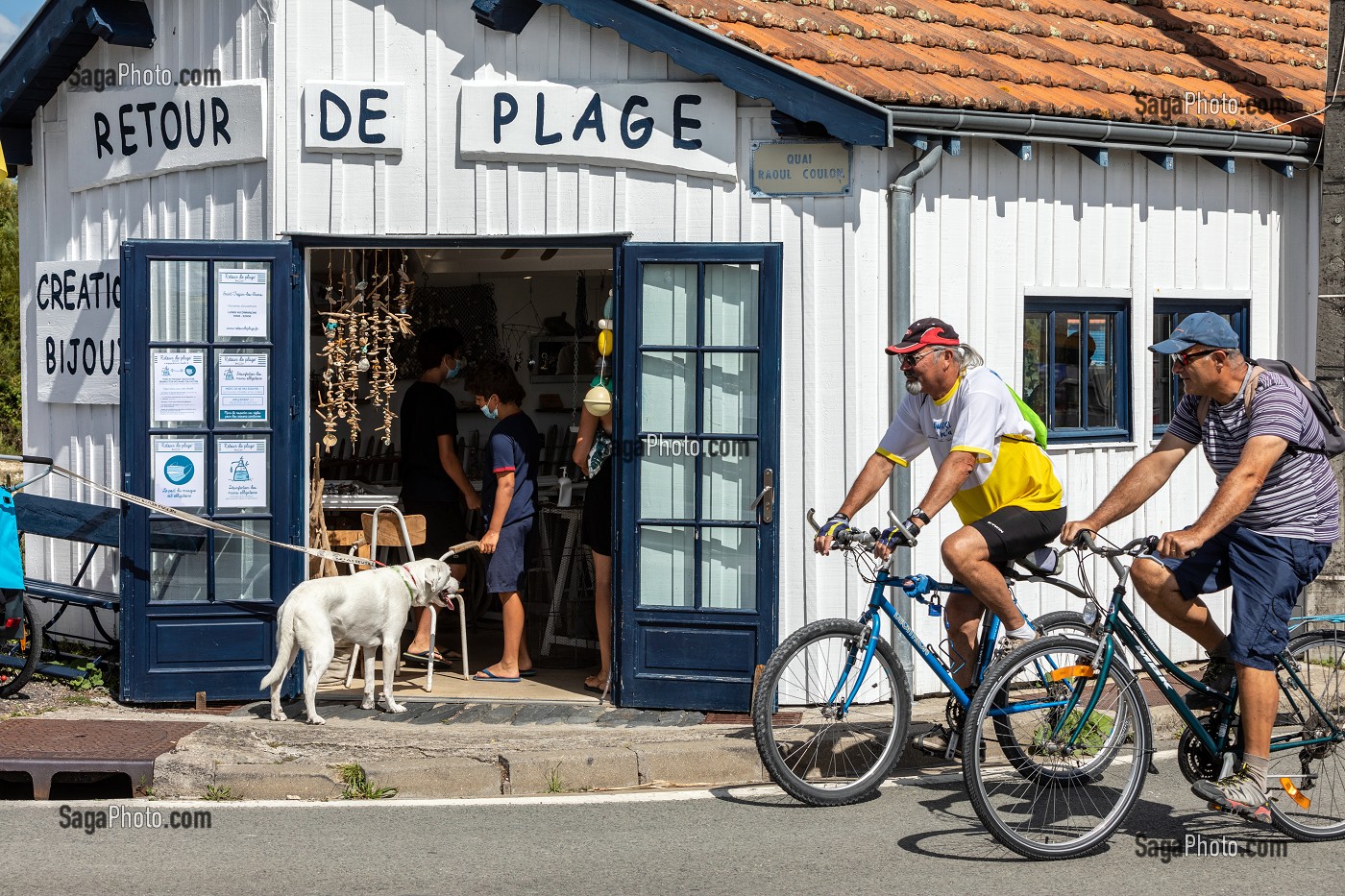 BALADE A VELO DEVANT LA BOUTIQUE DE CREATEURS RETOUR DE PLAGE, SAINT-TROJAN-LES-BAINS, ILE D'OLERON, CHARENTE-MARITIME, FRANCE 