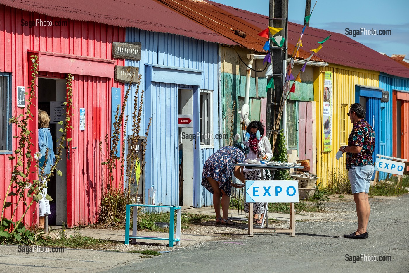 LES CABANES COLOREES, ANCIENNES CABANES DE PECHEURS TRANSFORMES EN ATELIER D'ARTISTES, SAINT-TROJAN-LES-BAINS, ILE D'OLERON, CHARENTE-MARITIME, FRANCE 