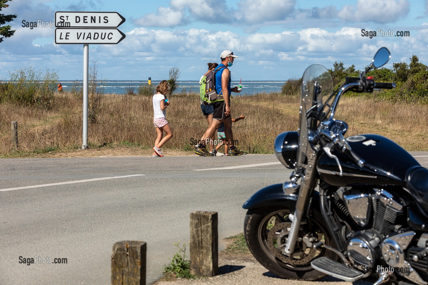 BALADE SUR LA ROUTE TOURISTIQUE EN BORD DE MER VERS SAINT-DENIS ET LE VIADUC, LA POINTE DE CHASSIRON, SAINT-DENIS-D'OLERON, ILE D'OLERON, CHARENTE-MARITIME, FRANCE 