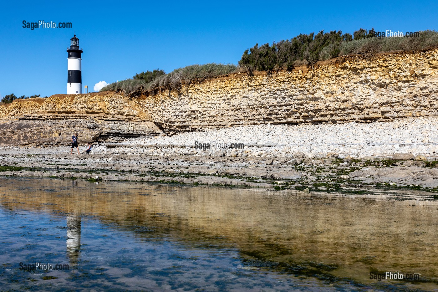 BALADE SUR LA PLAGE TRANQUILLE ET LE PHARE DE CHASSIRON, SAINT-DENIS-D'OLERON, ILE D'OLERON, CHARENTE-MARITIME, FRANCE 