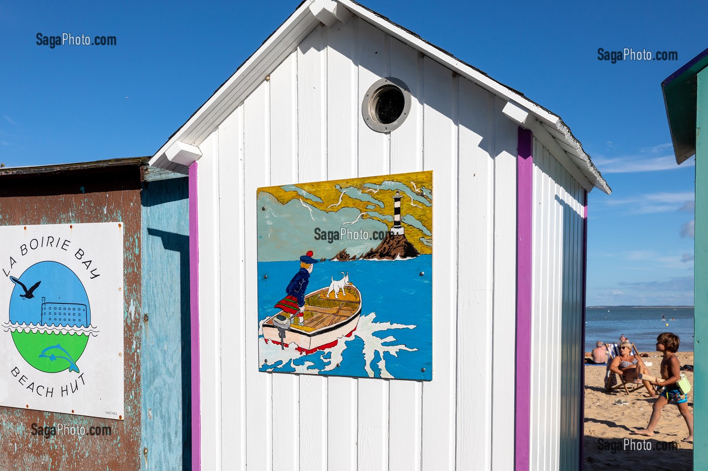 CABANES DE PLAGE COLOREES ET DECOREES SUR LA PLAGE DE LA BOIRIE, (TINTIN SUR UNE BARQUE EN DIRECTION DU PHARE DE INSPIRE DE CHASSIRON), SAINT-DENIS-D'OLERON, ILE D'OLERON, CHARENTE-MARITIME, FRANCE 