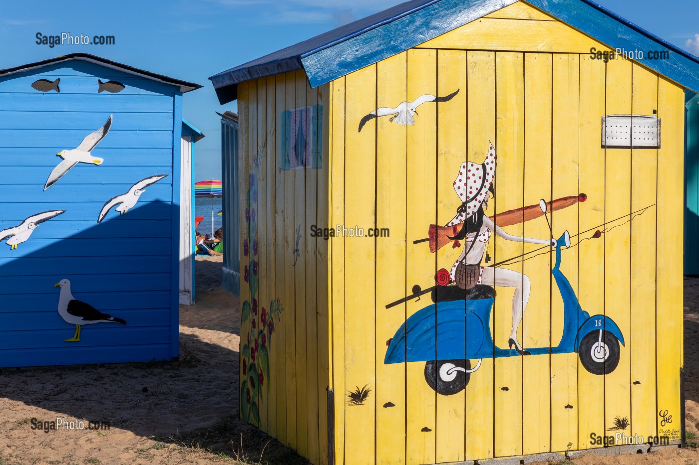 CABANES DE PLAGE COLOREES ET DECOREES SUR LA PLAGE DE LA BOIRIE, LES MOUETTES ET LA JEUNE FILLE A SCOOTER, SAINT-DENIS-D'OLERON, ILE D'OLERON, CHARENTE-MARITIME, FRANCE 