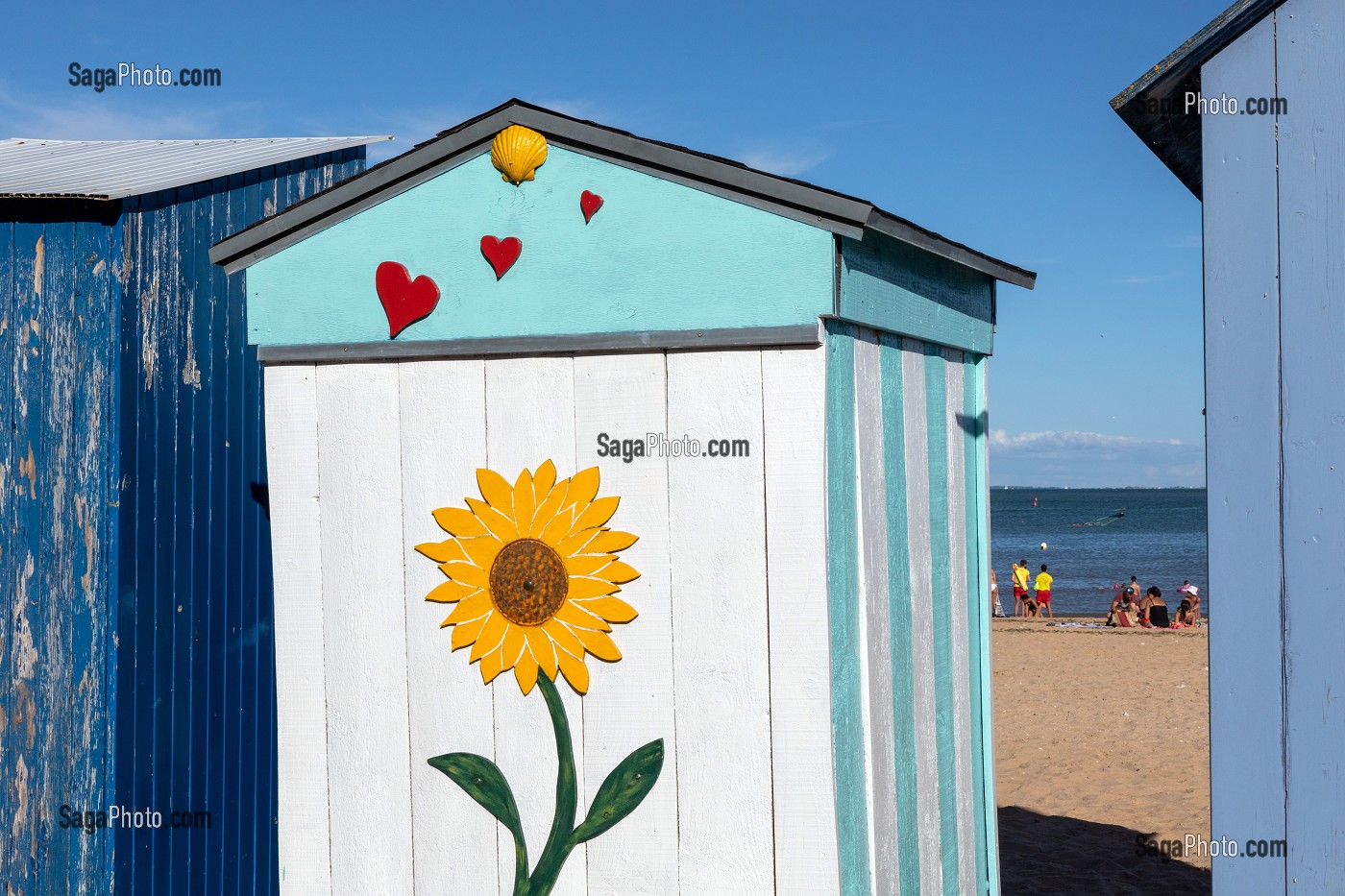 CABANES DE PLAGE COLOREES ET DECOREES SUR LA PLAGE DE LA BOIRIE, SAINT-DENIS-D'OLERON, ILE D'OLERON, CHARENTE-MARITIME, FRANCE 