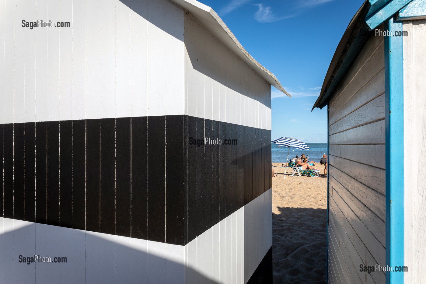 CABANES DE PLAGE COLOREES ET DECOREES SUR LA PLAGE DE LA BOIRIE, SAINT-DENIS-D'OLERON, ILE D'OLERON, CHARENTE-MARITIME, FRANCE 