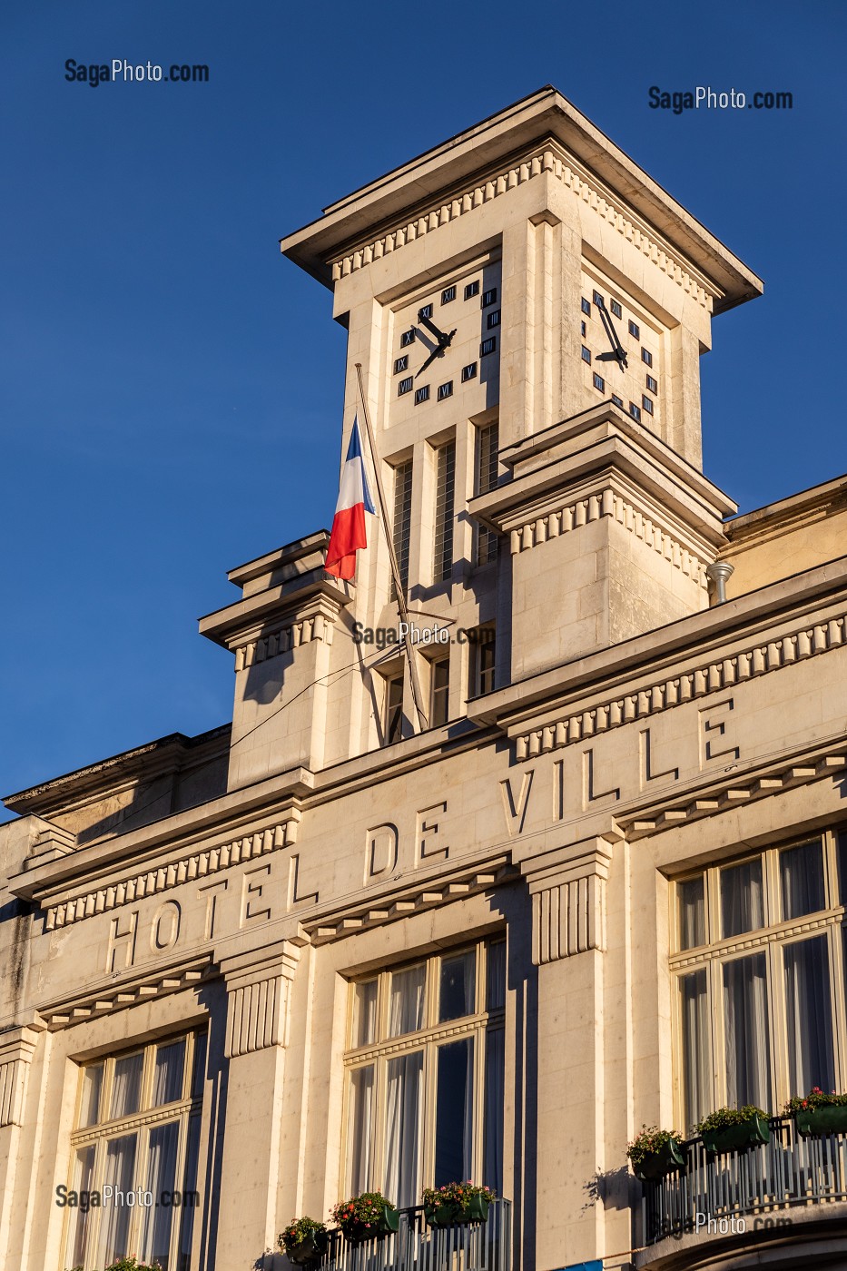 FACADE DE L'HOTEL DE VILLE, MAIRIE D'AUBUSSON, CREUSE, FRANCE 