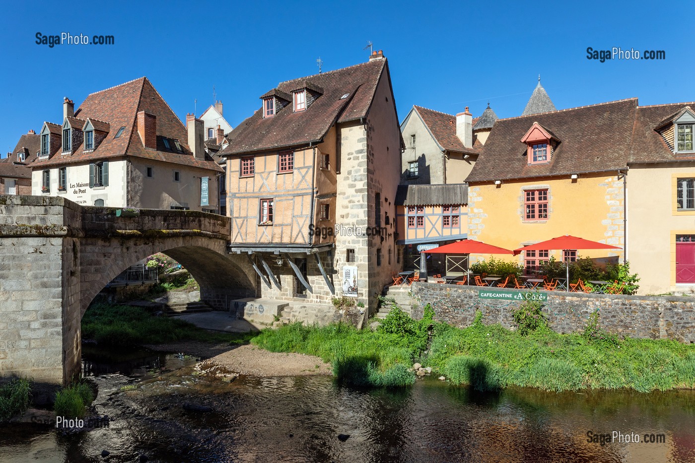 RESTAURANT CAFE-CANTINE A COTE DEVANT LE PONT DE LA TERRADE SUR LES BORDS DE LA CREUSE, CENTRE ANCIEN DE LA VILLE D'AUBUSSON, CREUSE, FRANCE 