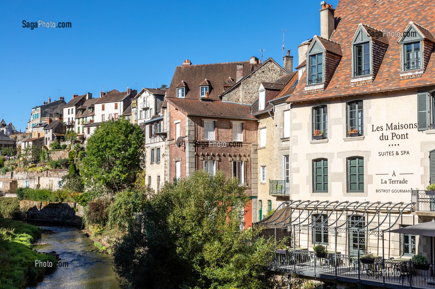 LES MAISONS DU PONT ET LE RESTAURANT LA TERRADE, CENTRE ANCIEN DE LA VILLE D'AUBUSSON, CREUSE, FRANCE 