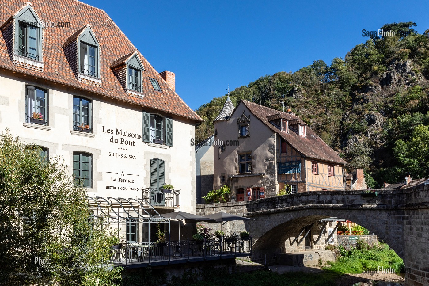 LES MAISONS DU PONT ET LE RESTAURANT LA TERRADE, CENTRE ANCIEN DE LA VILLE D'AUBUSSON, CREUSE, FRANCE 