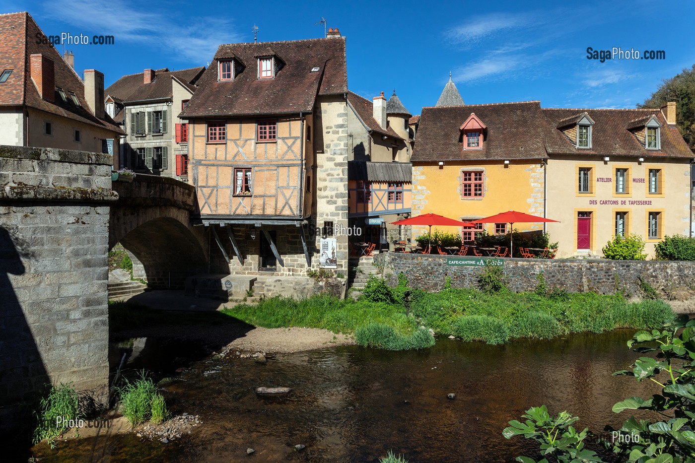 MAISONS A COLOMBAGES ET ATELIER MUSEE DES CARTONS DE TAPISSERIE SUR LES BORDS DE LA CREUSE, CENTRE ANCIEN DE LA VILLE D'AUBUSSON, CREUSE, FRANCE 