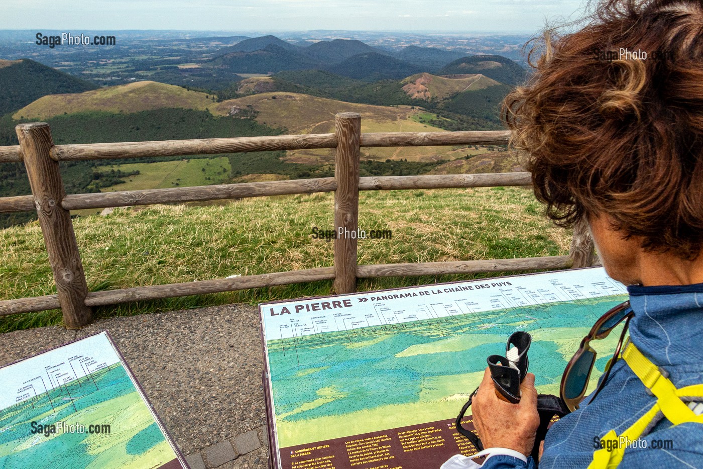 LA PIERRE, EXPLICATION DU PANORAMA DE LA CHAINE DES PUYS, SOMMET DU PUY-DE-DOME, VOLCAN D'AUVERGNE, ORCINES, FRANCE 