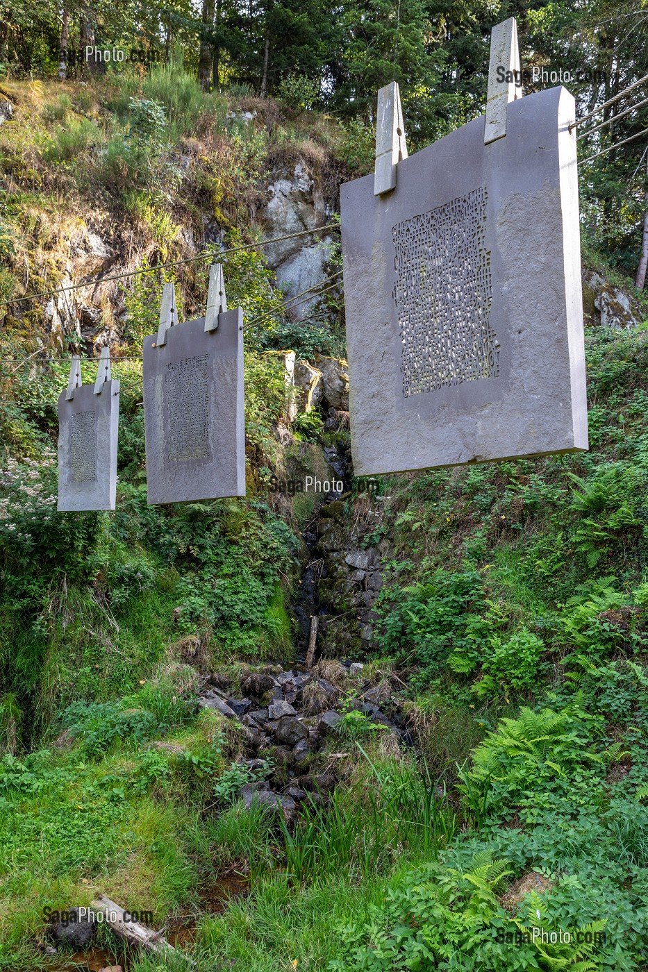 SUSPENDRE, OEUVRE SUSPENDUE DE THIERRY COURTADON EN PLEINE NATURE, ARTISTE SCULPTEUR SUR DE LA PIERRE DE LAVE, MANOIR DE VEYGOUX, CHARBONNIERES-LES VARENNES, PUY-DE-DOME, AUVERGNE, FRANCE 