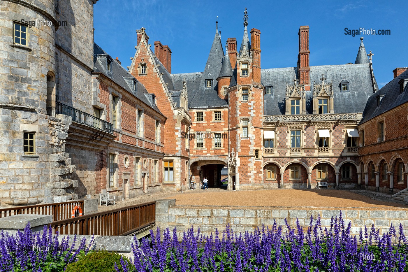 FACADE EN BRIQUE ROUGE DE LA COUR INTERIEURE DU CHATEAU DE MAINTENON, EURE-ET-LOIR (28), FRANCE 