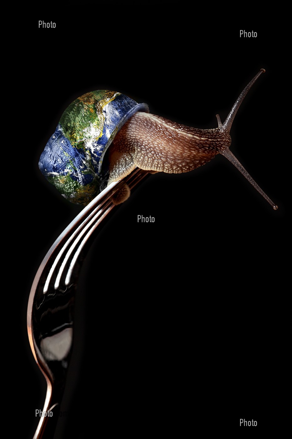 FESTIN, ESCARGOT VIVANT SUR UNE FOURCHETTE AVEC SA COQUILLE EN FORME DE TERRE, ILLUSTRATION DE LA TERRE NOURRICIERE, EXPOSITION PHOTOGRAPHIQUE ‘TERRE FRAGILE’ MONTRANT L’IMPACT DE L’HOMME SUR LA PLANETE, FRANCE, MONDE 