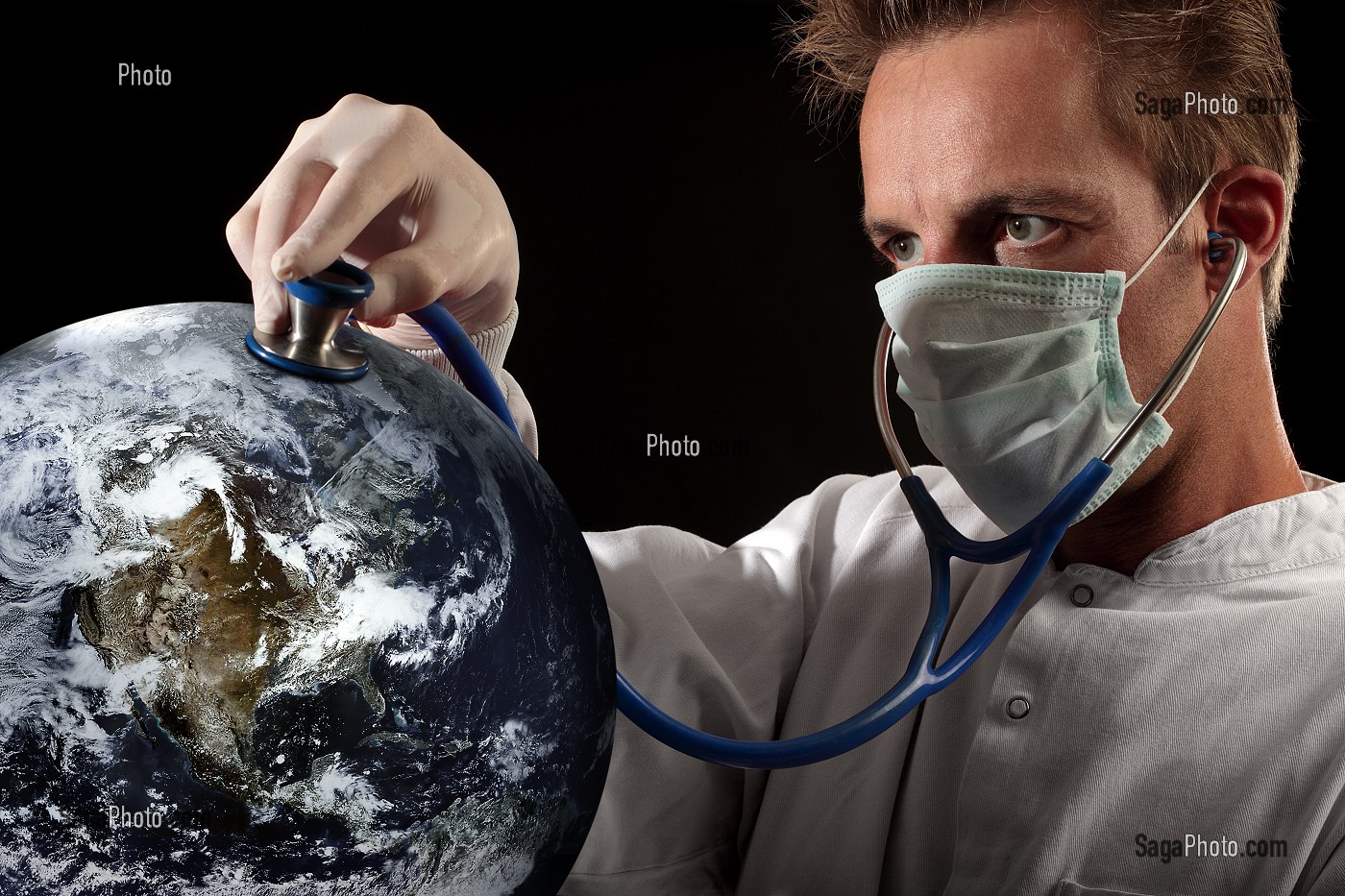 CONVALESCENCE, STETHOSCOPE SUR LA TERRE POUR AUSCULTATION DE LA TERRE PAR UN MEDECIN, ILLUSTRATION D'UNE PLANETE MALADE, EXPOSITION PHOTOGRAPHIQUE ‘TERRE FRAGILE’ MONTRANT L’IMPACT DE L’HOMME SUR LA PLANETE, FRANCE, MONDE 