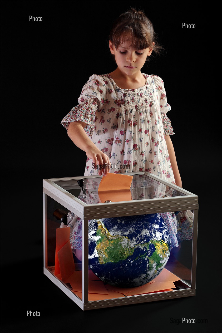 PLEBISCITE, PETITE FILLE QUI VOTE POUR LA TERRE, ILLUSTRATION DU CIVISME DES ENFANTS POUR PROTEGER NOTRE PLANETE, EXPOSITION PHOTOGRAPHIQUE ‘TERRE FRAGILE’ MONTRANT L’IMPACT DE L’HOMME SUR LA PLANETE, FRANCE, MONDE 