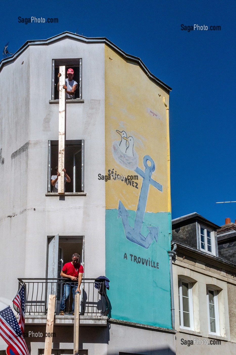 TRAVAUX DE RENOVATION DANS UN IMMEUBLE ANCIEN, TROUVILLE-SUR-MER, NORMANDIE, FRANCE 