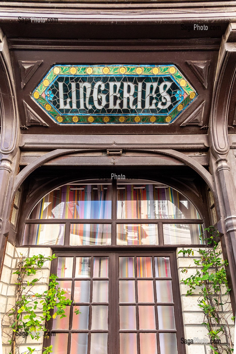 FACADE ART-DECO D'UN ANCIEN MAGASIN DES, TROUVILLE-SUR-MER, NORMANDIE, FRANCE 