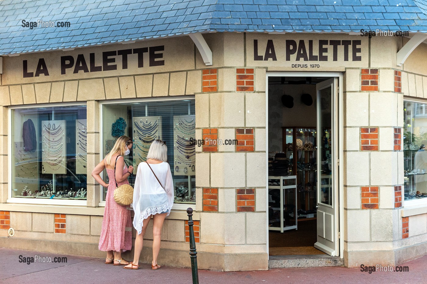 LA PALETTE, COMMERCE DE BIJOUX ET DE PIERRES, TROUVILLE-SUR-MER, NORMANDIE, FRANCE 