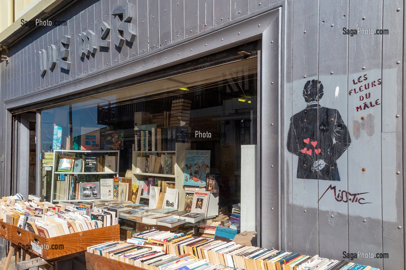 LIBRAIRIE 'UNE MER' AVEC UN DESSIN DE MISS TIC 'LES FLEURS DU MALE' SUR LA FACADE, TROUVILLE-SUR-MER, NORMANDIE, FRANCE 