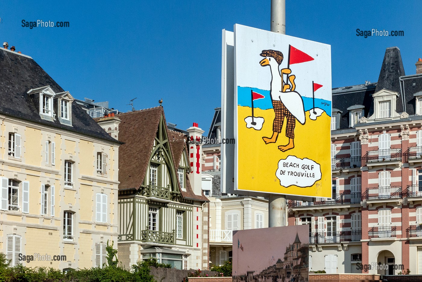 AFFICHE DE SAVIGNAC DEVANT LES IMMEUBLES ANCIENS DU DEBUT XX EME SIECLE, TROUVILLE-SUR-MER, NORMANDIE, FRANCE 