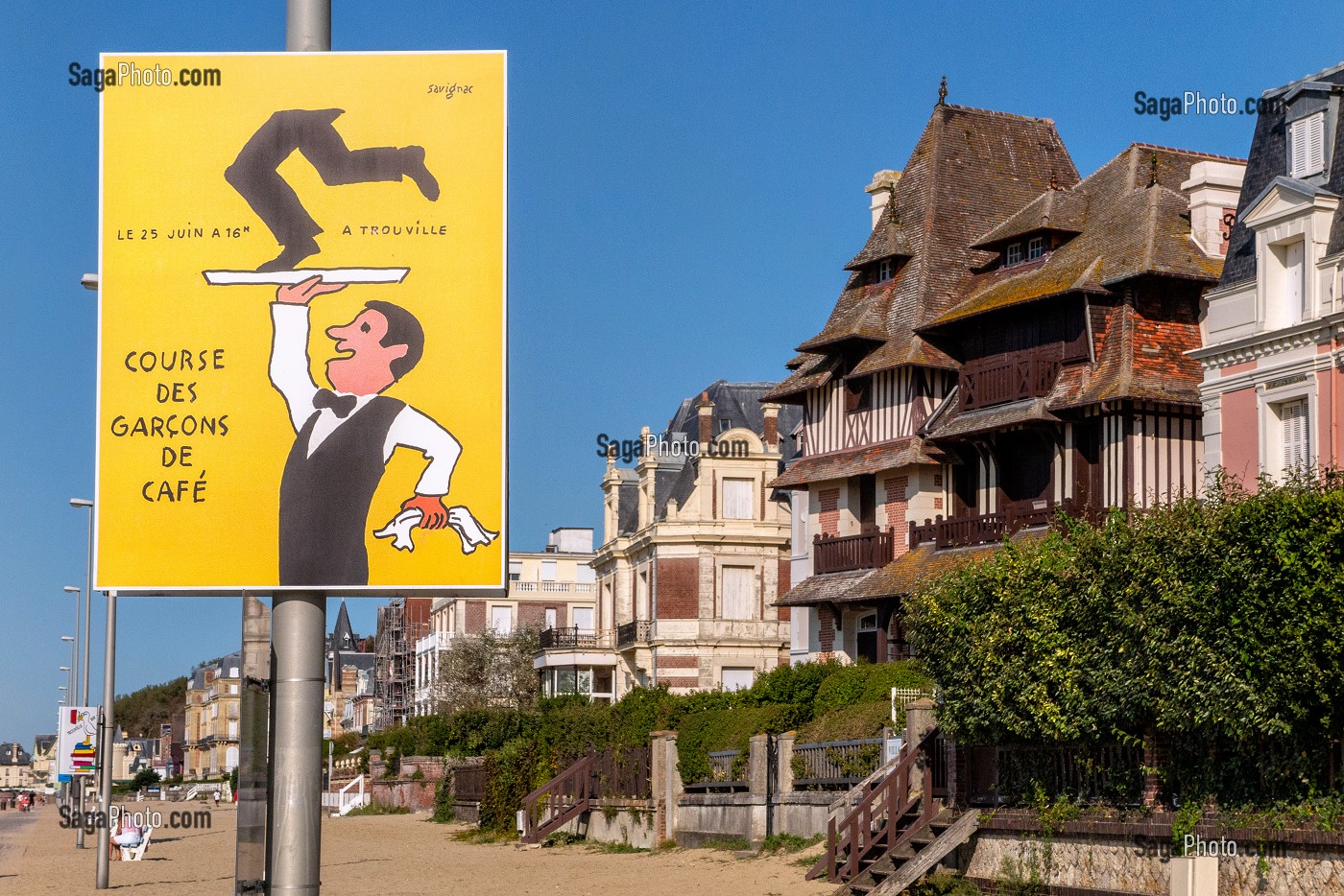 AFFICHE DE LA COURSE DES GARCONS DE CAFE, PAR RAYMOND SAVIGNAC DEVANT LES IMMEUBLES ANCIENS DU DEBUT XX EME SIECLE, TROUVILLE-SUR-MER, NORMANDIE, FRANCE 