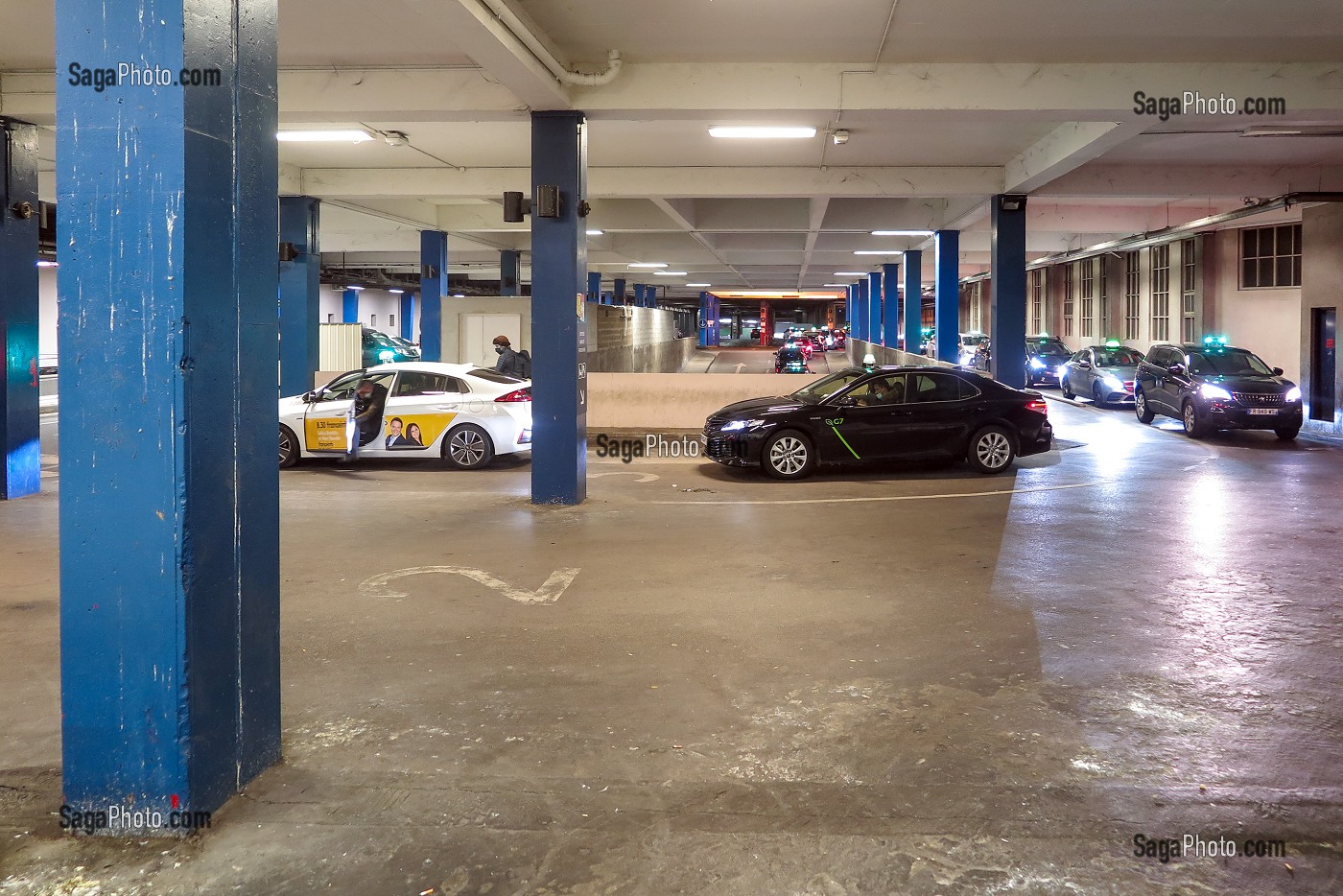 STATION DE TAXIS SOUS LA GARE MONTPARNASSE, PARIS 15EME, FRANCE 