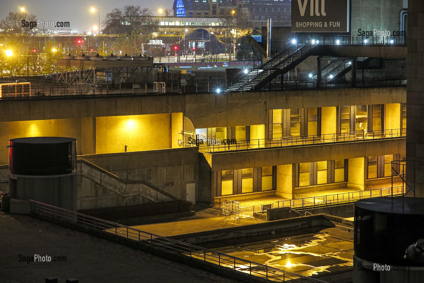 VUE SUR LE PERIPHERIQUE PARISIEN DE NUIT DEPUIS LE PARVIS DE LA CITE DES SCIENCES ET DE L'INDUSTRIE, PORTE DE LA VILLETTE, PARIS, FRANCE 