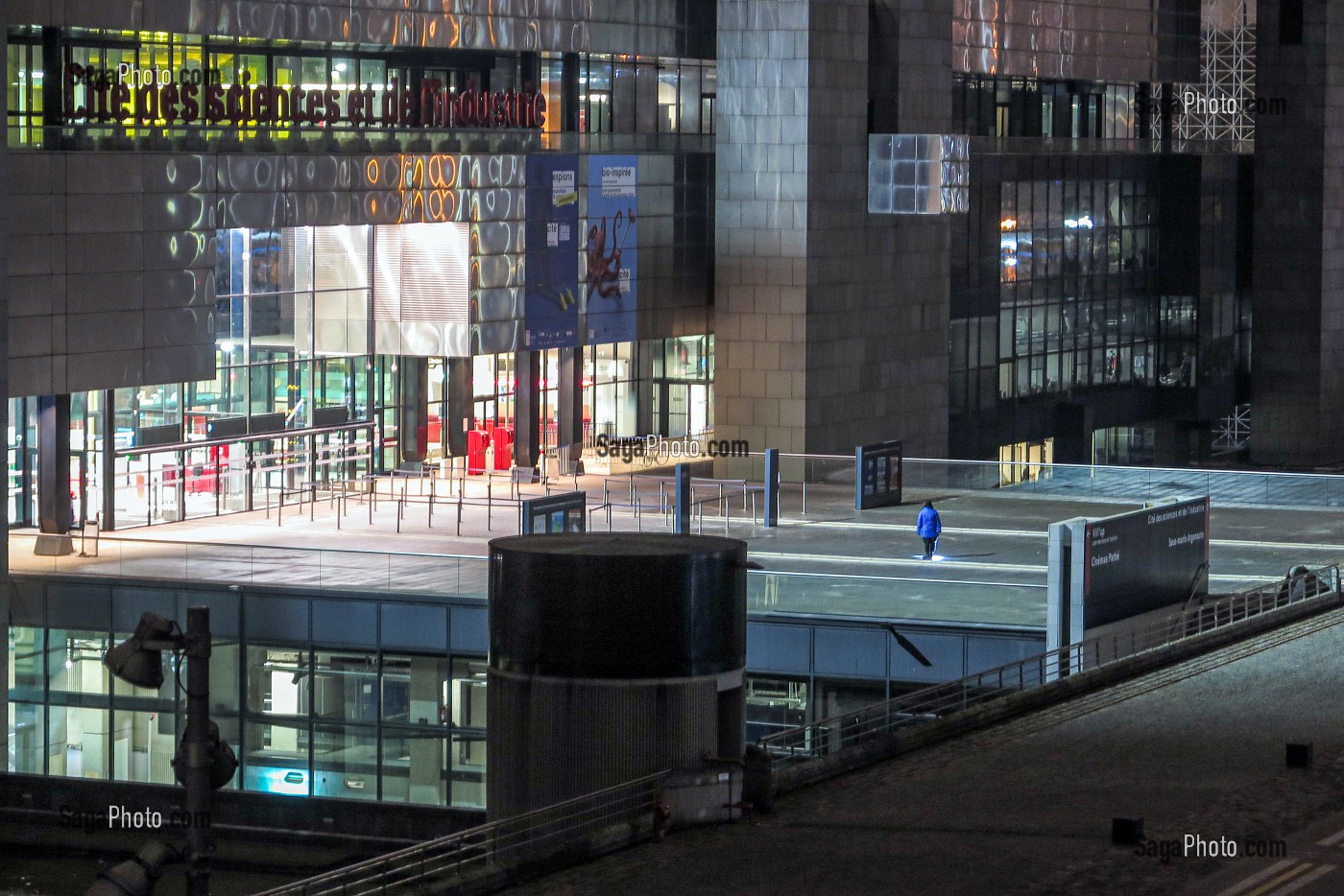 FACADE ET PARVIS DE LA CITE DES SCIENCES ET DE L'INDUSTRIE DE NUIT, PORTE DE LA VILLETTE, PARIS, FRANCE 