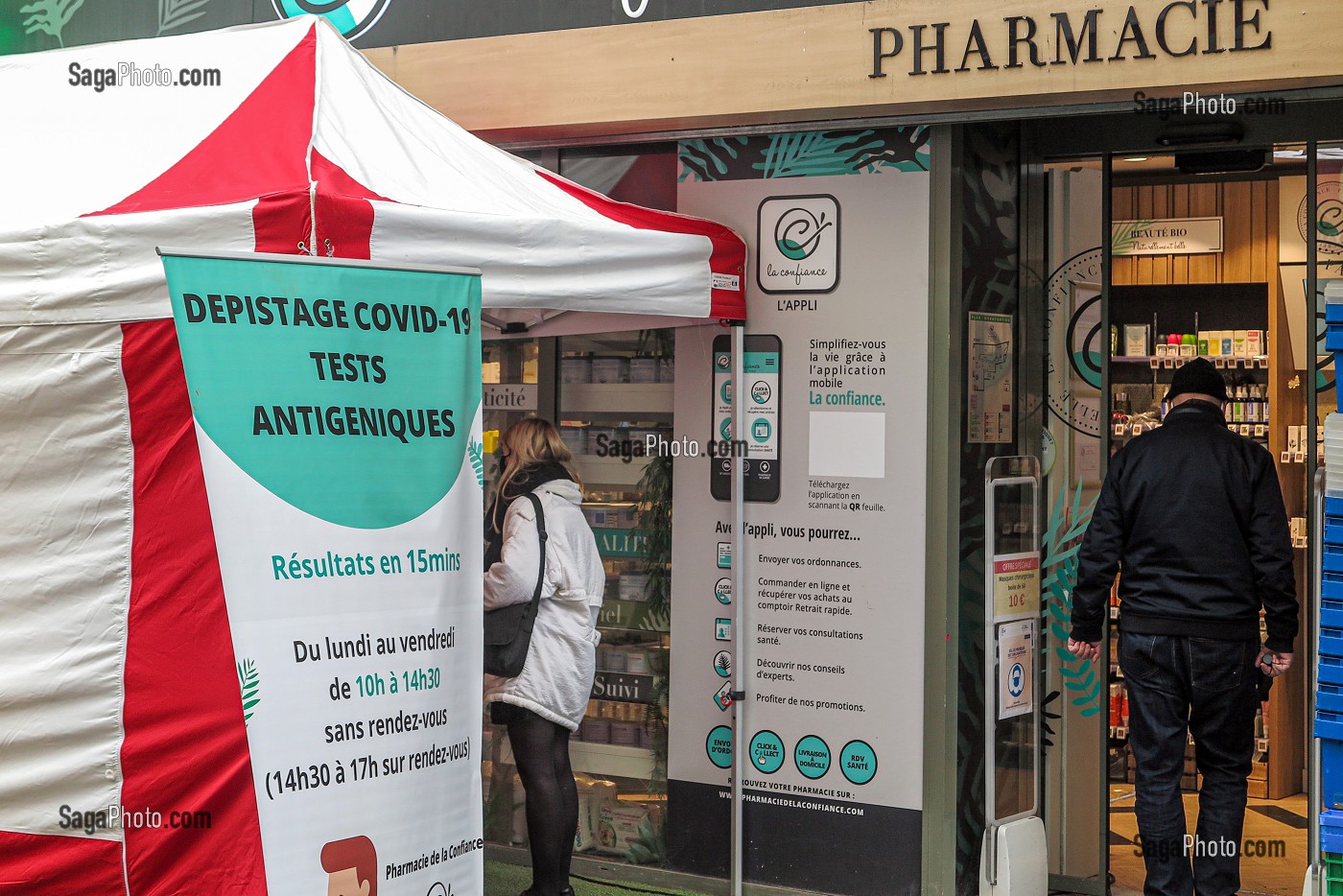 CENTRE DE DEPISTAGE COVID 19 DEVANT UNE PHARMACIE, PARIS 9EME, FRANCE 