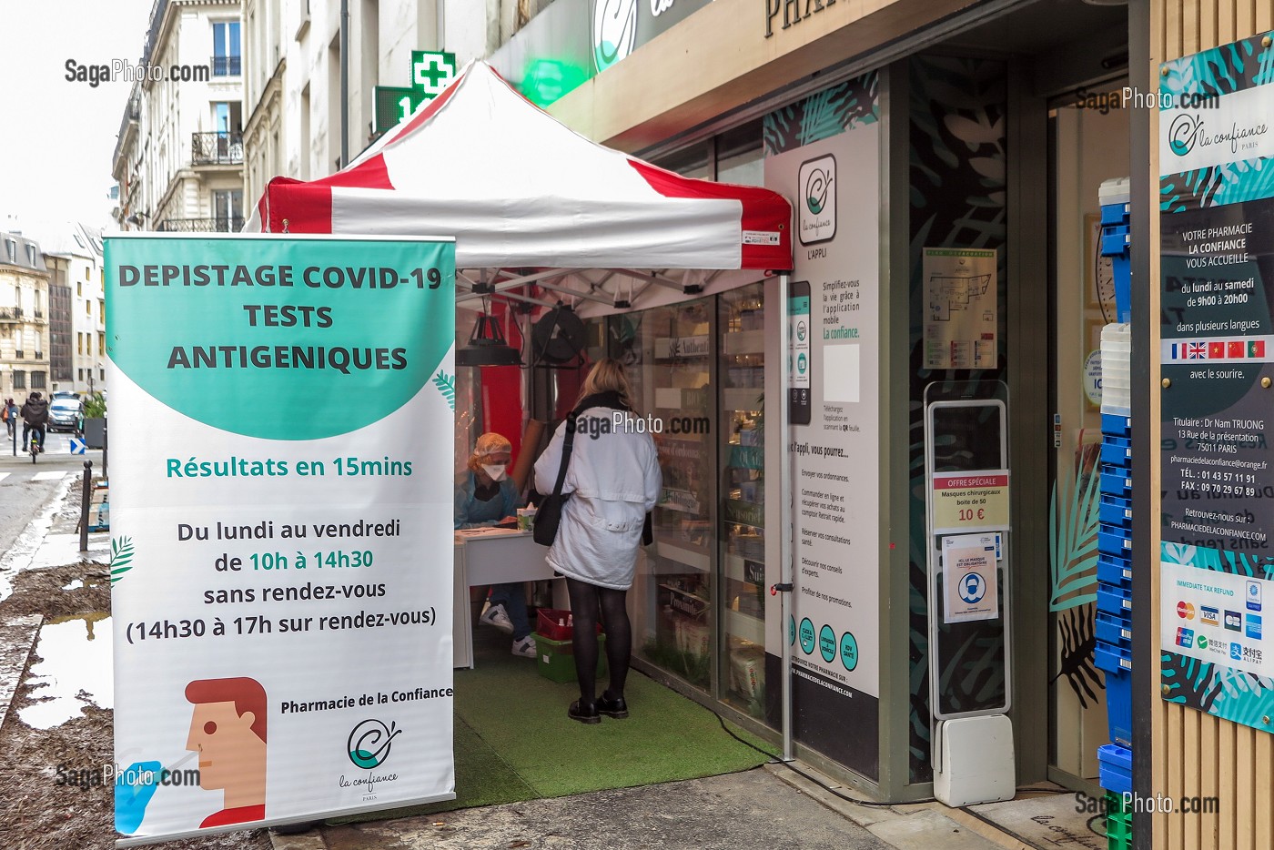 CENTRE DE DEPISTAGE COVID 19 DEVANT UNE PHARMACIE, PARIS 9EME, FRANCE 