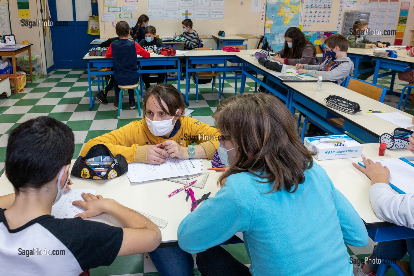 ELEVES ET MAITRESSE D'ECOLE DE CLASSE ELEMENTAIRE, CHARENTE-MARITIME, FRANCE 