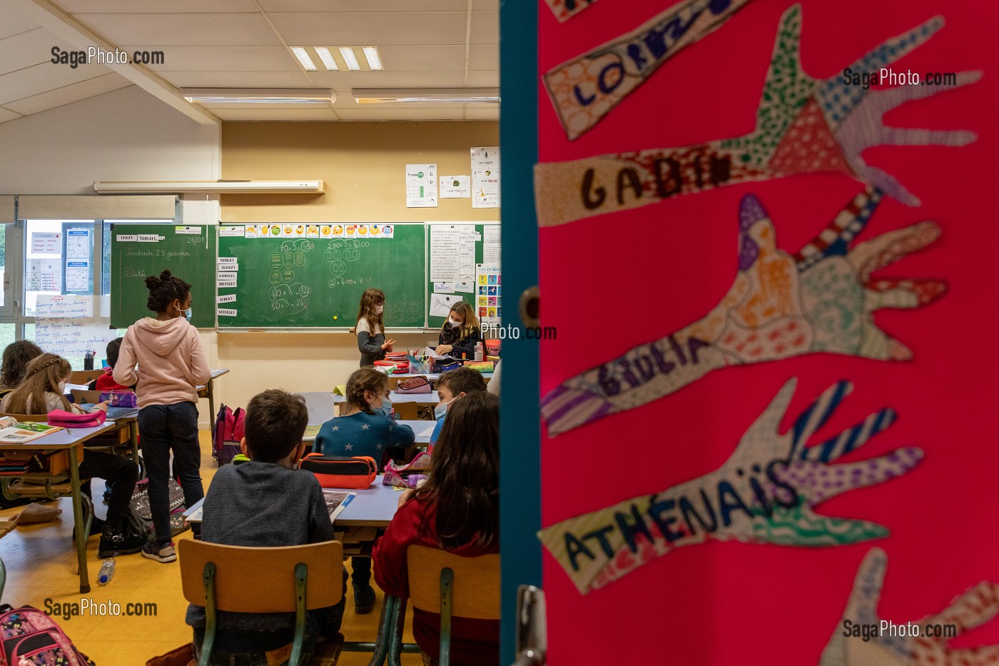 ELEVES ET MAITRESSE D'ECOLE DE CLASSE ELEMENTAIRE DE CE2, CHARENTE-MARITIME, FRANCE 