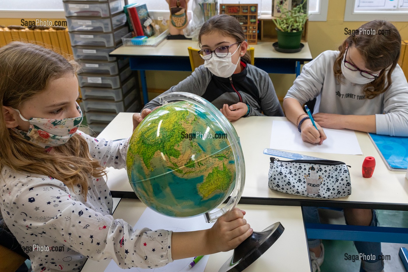 TRAVAIL DE GROUPE SUR LE PROJET TERRE FRAGILE POUR VENIR AU SECOURS DE LA TERRE, ELEVES DE CLASSE ELEMENTAIRE, CHARENTE-MARITIME, FRANCE 