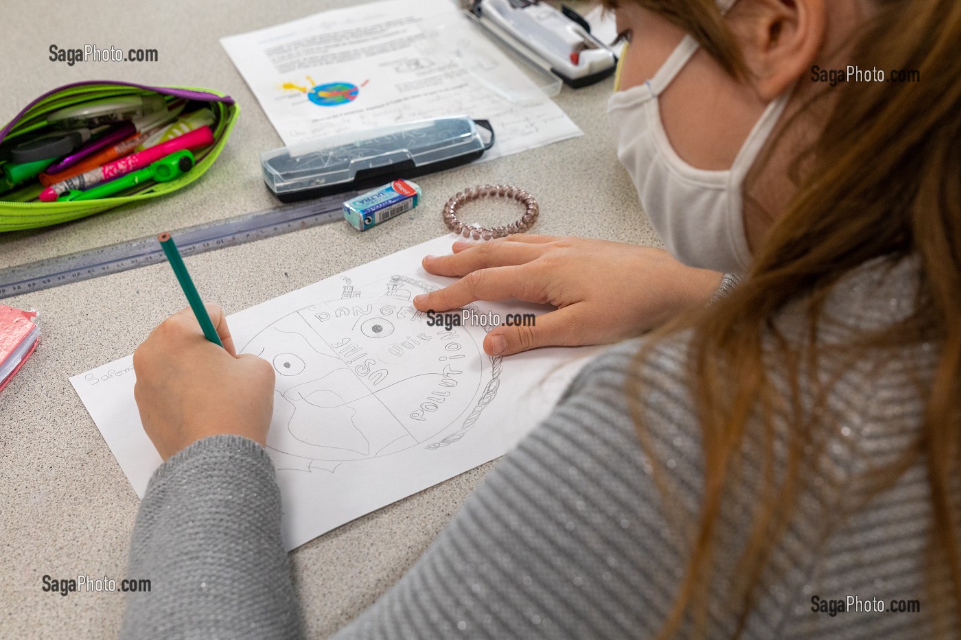 COURS D'ART PLASTIQUE, TRAVAIL DE GROUPE SUR LE PROJET TERRE FRAGILE POUR VENIR AU SECOURS DE LA TERRE, ELEVES DE 6EMME AU COLLEGE, CHARENTE-MARITIME, FRANCE 