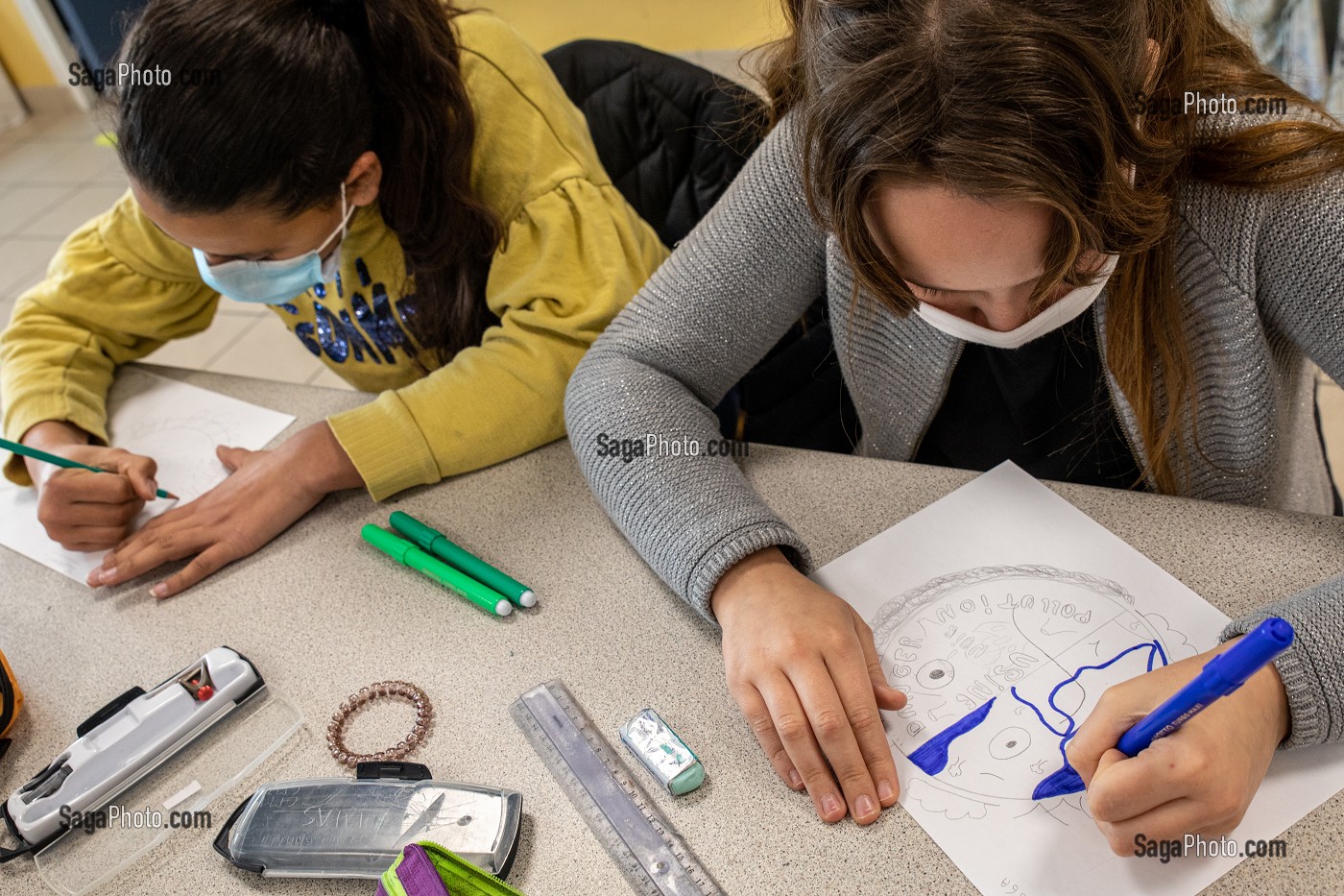 COURS D'ART PLASTIQUE, TRAVAIL DE GROUPE SUR LE PROJET TERRE FRAGILE POUR VENIR AU SECOURS DE LA TERRE, ELEVES DE 6EMME AU COLLEGE, CHARENTE-MARITIME, FRANCE 