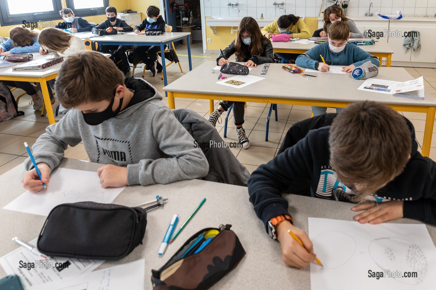 COURS D'ART PLASTIQUE, TRAVAIL DE GROUPE SUR LE PROJET TERRE FRAGILE POUR VENIR AU SECOURS DE LA TERRE, ELEVES DE 6EMME AU COLLEGE, CHARENTE-MARITIME, FRANCE 