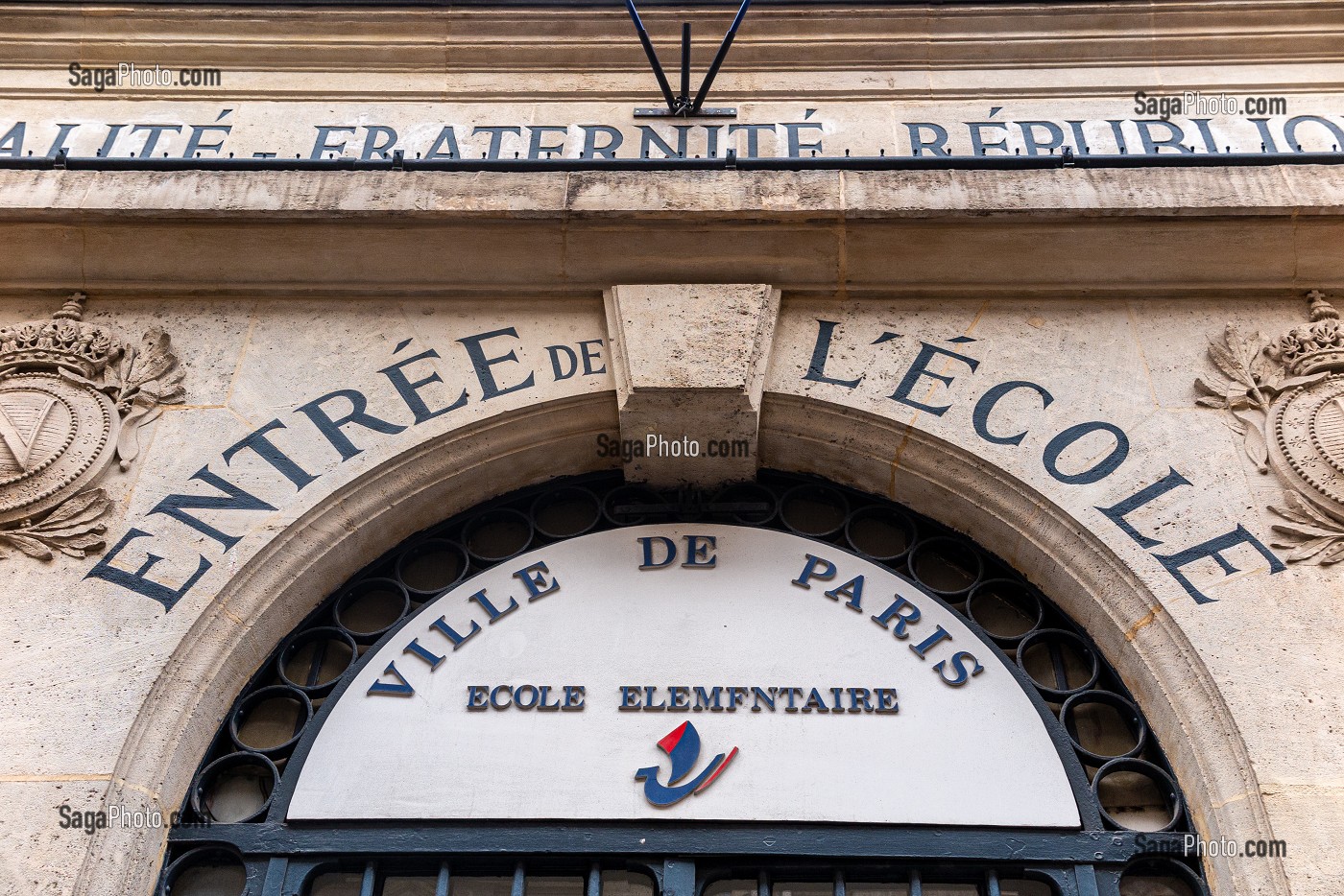 ENTREE DE L'ECOLE ELEMENTAIRE DE LA VILLE DE PARIS, RUE DE LA BIENFAISANCE, 8 EME ARRONDISSEMENT, FRANCE 