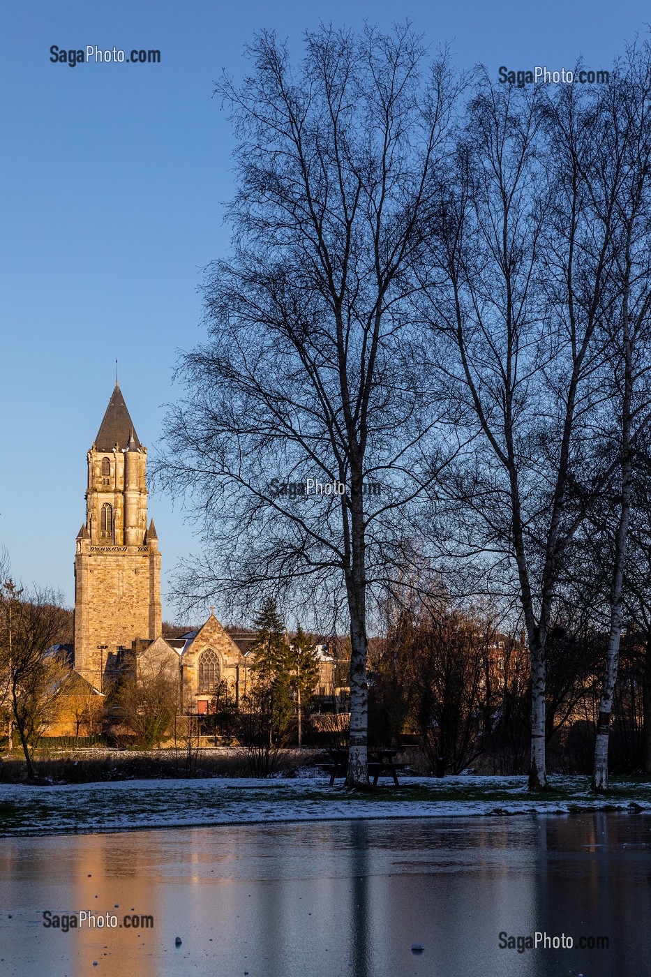 L'ETANG GELE DEVANT L'EGLISE NOTRE-DAME, ORBEC, CALVADOS, FRANCE 