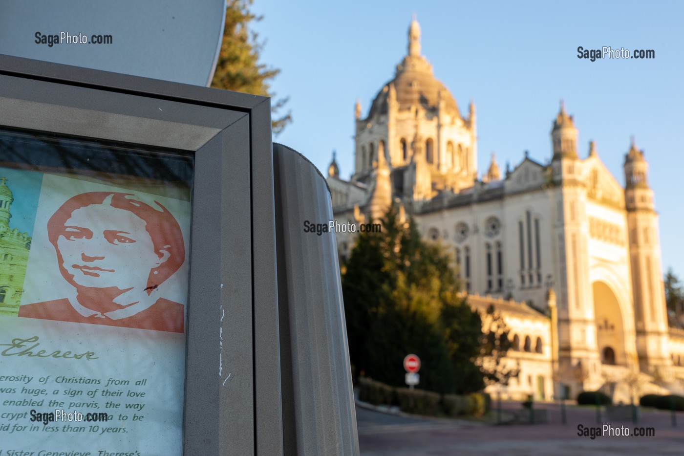 FACADE DE LA BASILIQUE SAINTE-THERESE DE LISIEUX, HAUT-LIEU DE PELERINAGE, LISIEUX, CALVADOS, FRANCE 