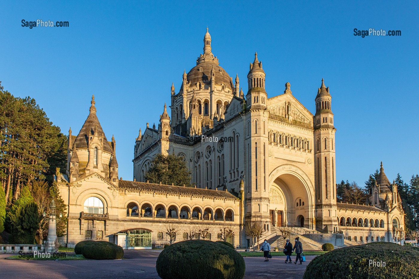 FACADE DE LA BASILIQUE SAINTE-THERESE DE LISIEUX, HAUT-LIEU DE PELERINAGE, LISIEUX, CALVADOS, FRANCE 