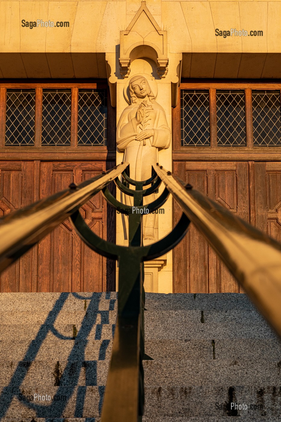 ESCALIER DU PARVIS, FACADE DE LA BASILIQUE SAINTE-THERESE DE LISIEUX, HAUT-LIEU DE PELERINAGE, LISIEUX, CALVADOS, FRANCE 