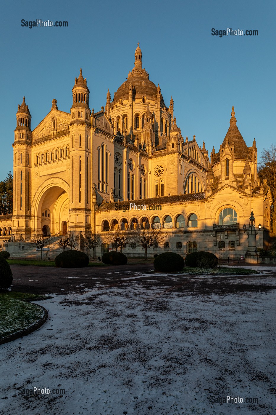 FACADE DE LA BASILIQUE SAINTE-THERESE DE LISIEUX, HAUT-LIEU DE PELERINAGE, LISIEUX, CALVADOS, FRANCE 