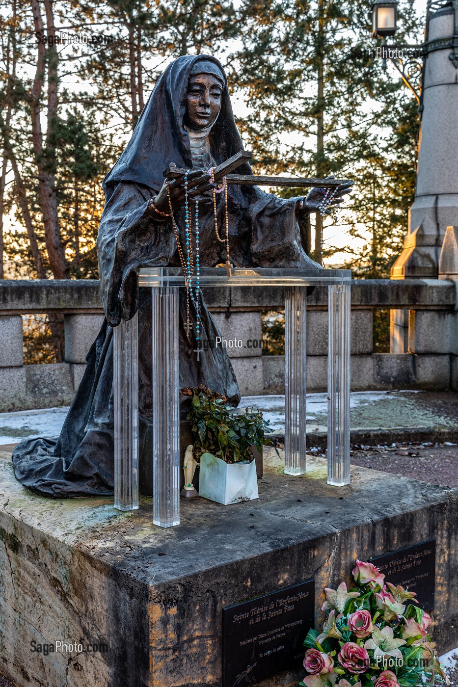 BRONZE DE SAINTE-THERESE DE L'ENFANT-JESUS EN PRIERE, BASILIQUE SAINTE-THERESE DE LISIEUX, HAUT-LIEU DE PELERINAGE, LISIEUX, CALVADOS, FRANCE 