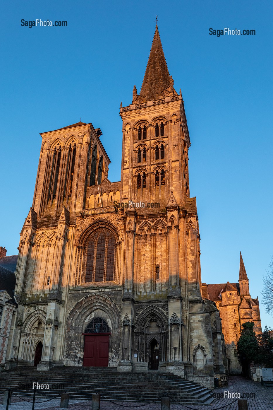 FACADE DE LA CATHEDRALE SAINT-PIERRE, STYLE OGIVAL NORMAND, SAINTE-THERESE ASSISTE A LA MESSE DU DIMANCHE, LISIEUX, PAYS D'AUGE, CALVADOS, NORMANDIE, FRANCE 