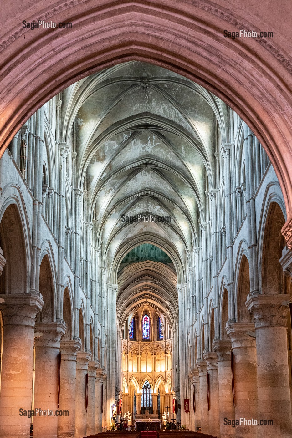 NEF PRINCIPALE ET CHOEUR, INTERIEUR DE LA CATHEDRALE SAINT-PIERRE, STYLE GOTHIQUE OGIVAL NORMAND, SAINTE-THERESE ASSISTE A LA MESSE DU DIMANCHE, LISIEUX, PAYS D'AUGE, CALVADOS, NORMANDIE, FRANCE 