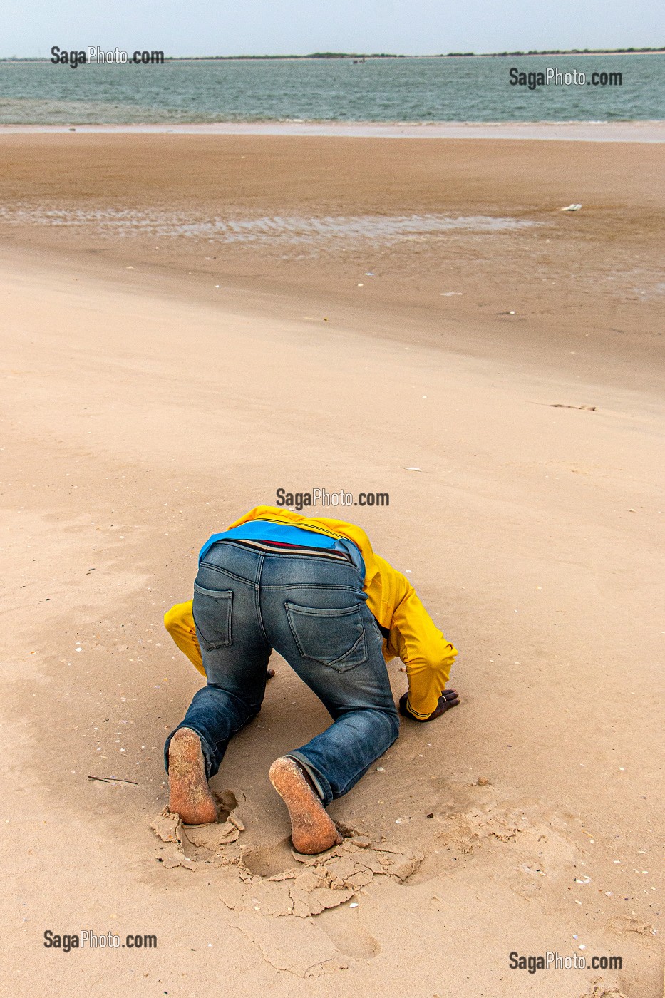 PRIERE SUR LA PLAGE EN DIRECTION DE LA MECQUE, HOMME DE RELIGION MUSULMANE, SAINT-LOUIS DU SENEGAL, AFRIQUE 