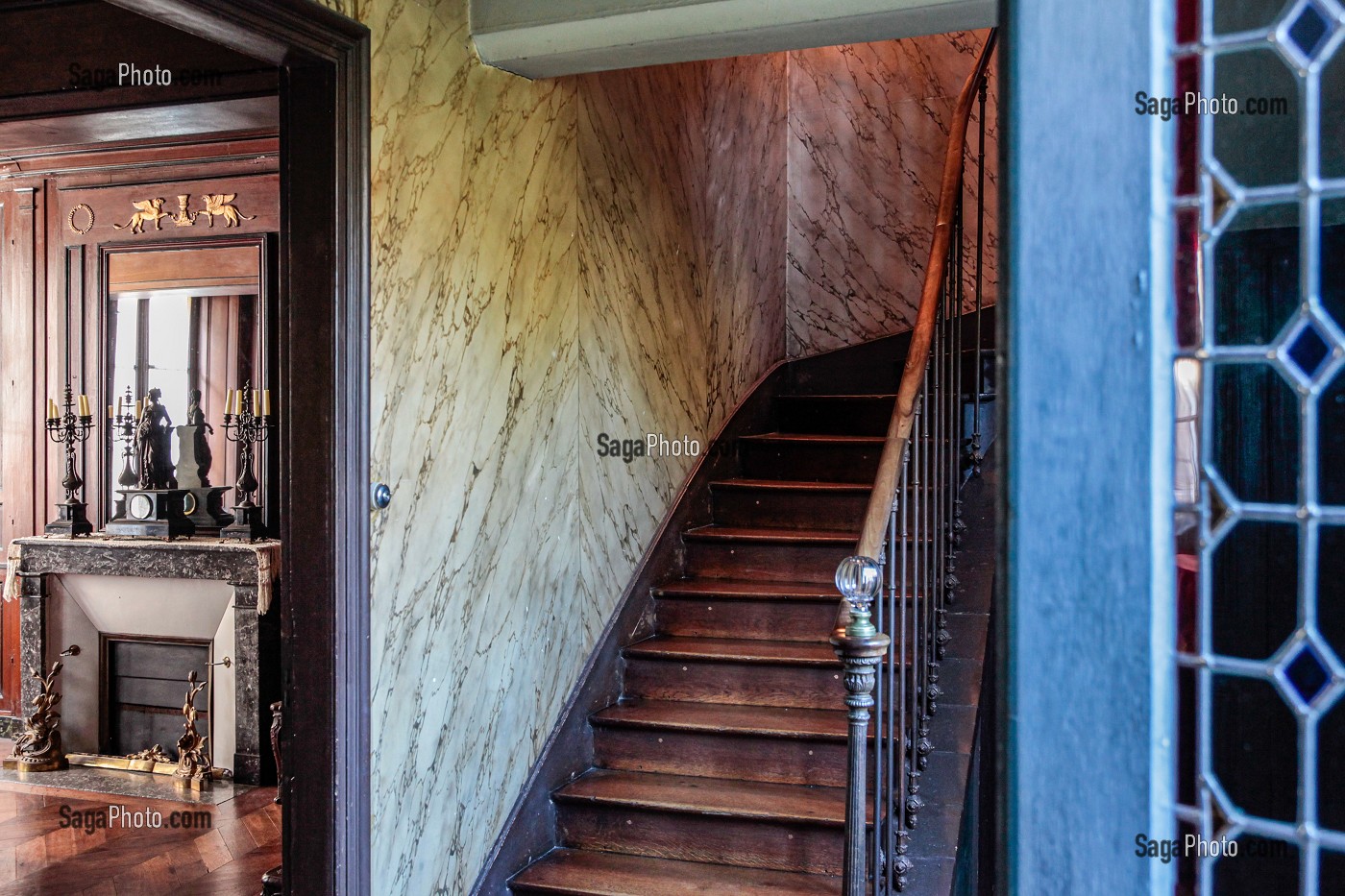 ESCALIER ET CHEMINEE DE LA SALLE A MANGER, MAISON DE TANTE LEONIE, VILLAGE IDEAL DE L'ENFANCE DE L'ECRIVAIN MARCEL PROUST, ROMAN A LA RECHERCHE DU TEMPS PERDU, ILLIERS-COMBRAY, EURE-ET-LOIR, FRANCE 